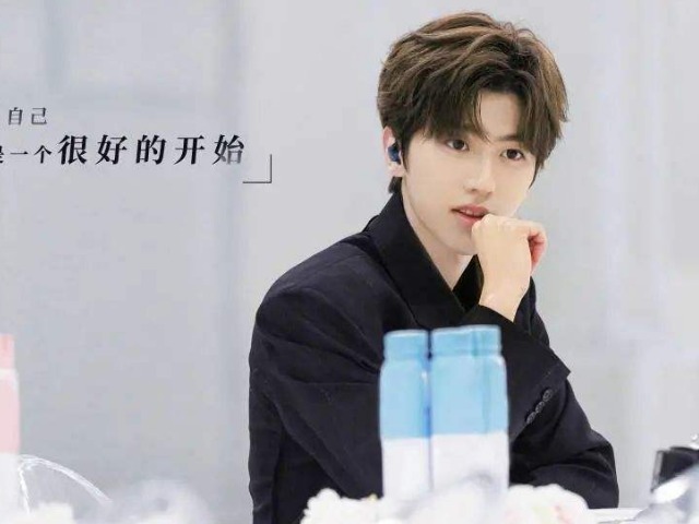 成绩出道|《青你2》师兄合作舞台来袭,朱正廷紧抱蔡徐坤不撒手,有生之年