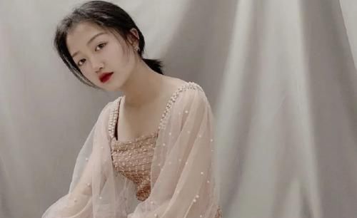  小友|“漂亮妹妹”梁小友：从“土”丫头变大“网红”，还认明星当哥哥