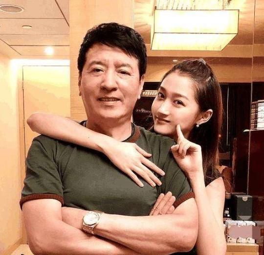  出道|“冻龄爸爸”照片火了，和女儿合照似兄妹，网友直呼：出道吧