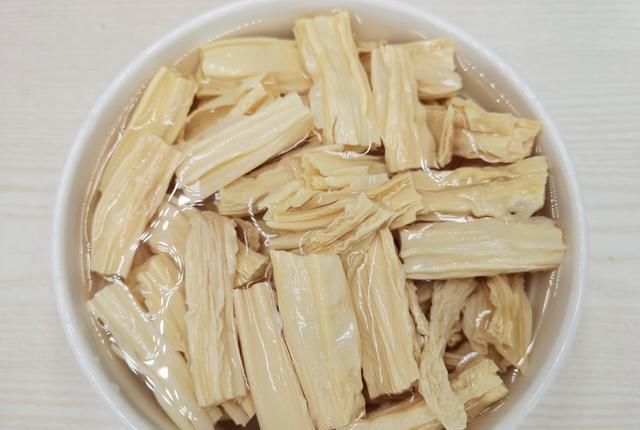  鲜美|做法简单的腐竹肉片汤，豆香浓郁，肉片鲜美滑嫩，一碗都不够喝