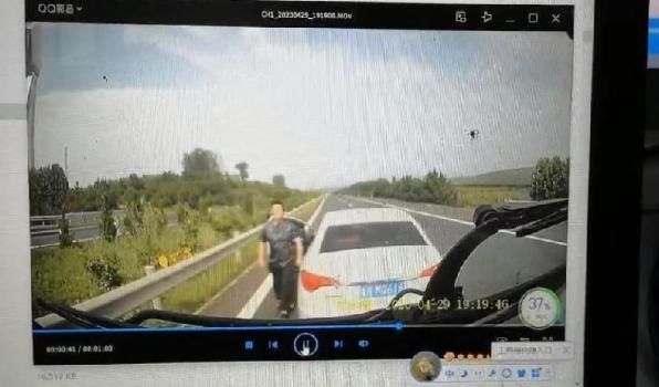  高速|气愤！“路怒”小轿车高速恶意逼停大客车(图)