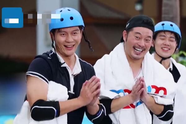  孟美岐|嘉宾玩游戏遇水脱妆，谁注意孟美岐？这是给全脸涂防水层了吗