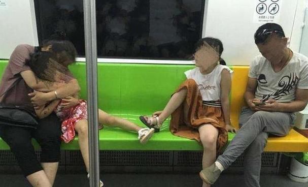  女儿|爸爸带5岁女儿等地铁，站姿让网友佩服：这才是最高级的“炫富”