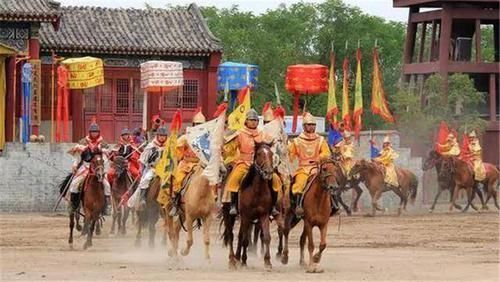 连忙|刽子手取笑囚犯怕死,囚犯我饿了,刽子手大惊连忙下跪您请