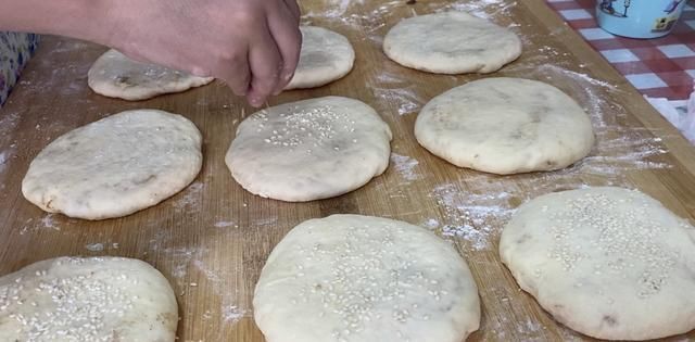  面食|烙饼时，到底需不需要酵母？卖饼老板告诉你配方，和买的一个味