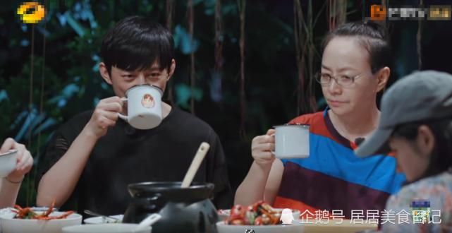  小龙虾|《向往4》黄磊小龙虾被嫌弃？看清桌上的虾壳后，网友：装不了！
