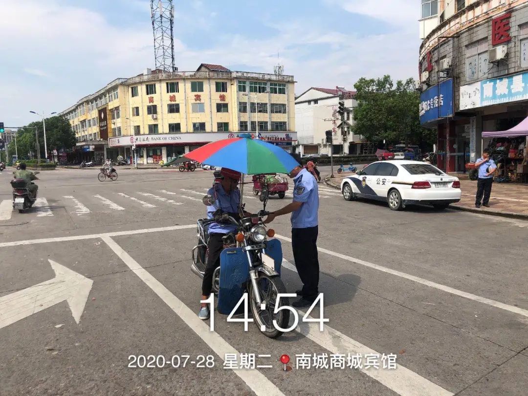 交通安全|南城交警持续整治加装遮阳伞