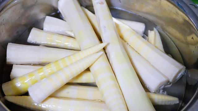  初秋|初秋我和家人爱吃这种香而不腻的鲜肉包，食材搭配营养，馅料醇香