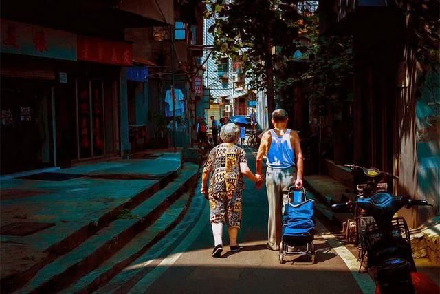  木头|继李子柒后，63岁木工大爷火爆外网，他凭什么月入60万？