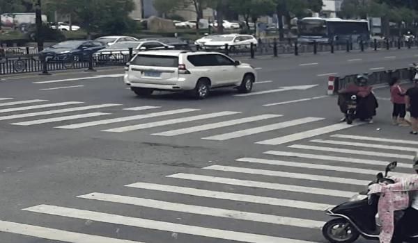  违法|逆行，闯红灯……这些违法外卖员，全部曝光！涉及海盐三个外卖平台！