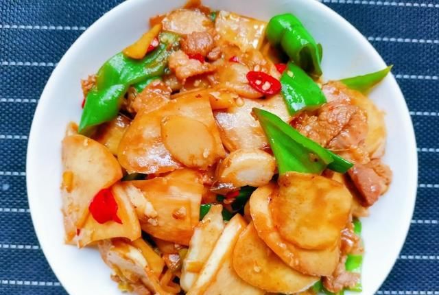  家常菜|8月的第一天，做一份家常菜高笋炒肉，脆嫩的高笋，您喜欢吃吗？