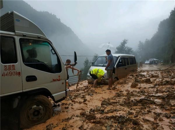  滑坡|面包车跑着跑着，前方山体滑坡了！交警：下雨天开车要注意周边情况