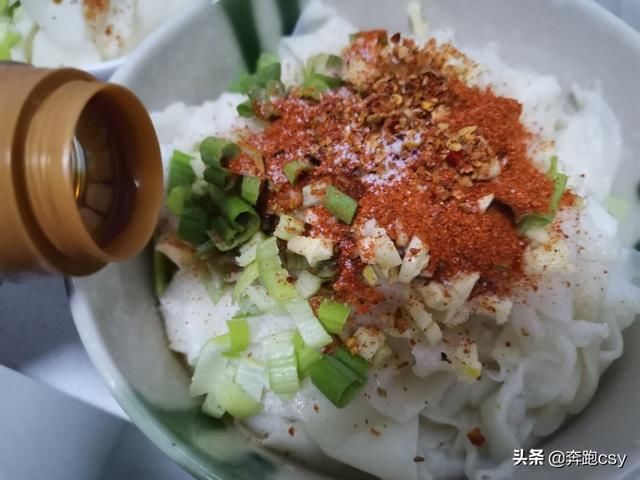  家用|美食小妙招：在家用饺子皮制作油泼面，做法简单，非常好吃