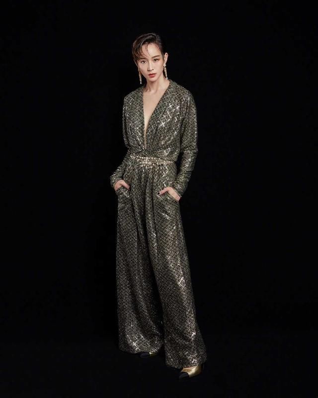  短裤|张钧甯造型“A爆”！穿黑色亮面衣配高腰短裤，“丝袜腿”太迷人