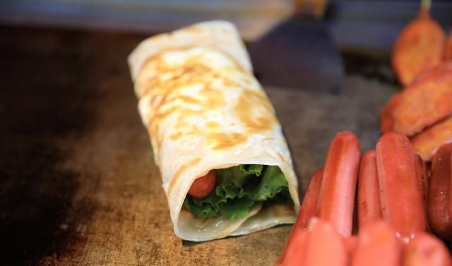 灌饼|在家学做鸡蛋灌饼,只需一个小技巧,个个松软鼓大包