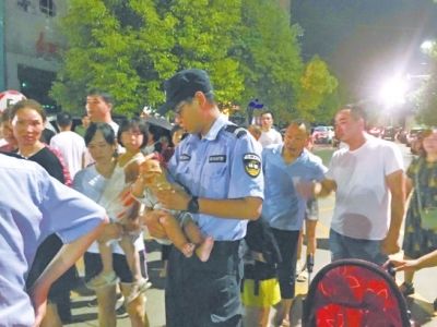  湖滨花园|五岁哥哥推着半岁弟弟散步迷路民警当起了临时“奶爸”