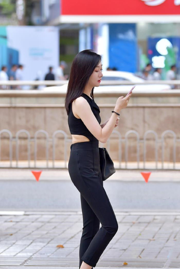  采用|小姐姐的小西装上衣虽然简单，但是却非常的时尚前沿