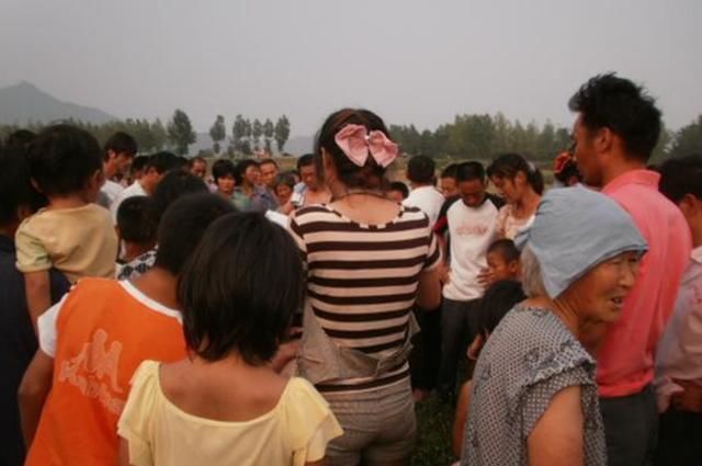 小孩|两小孩落水，父亲先救自己孩子，另一家长质问：为啥不先救我的？