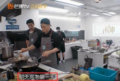  揽客|《中餐厅》有剧本？黄晓明赵丽颖去揽客，路人随口一句话暴露真相