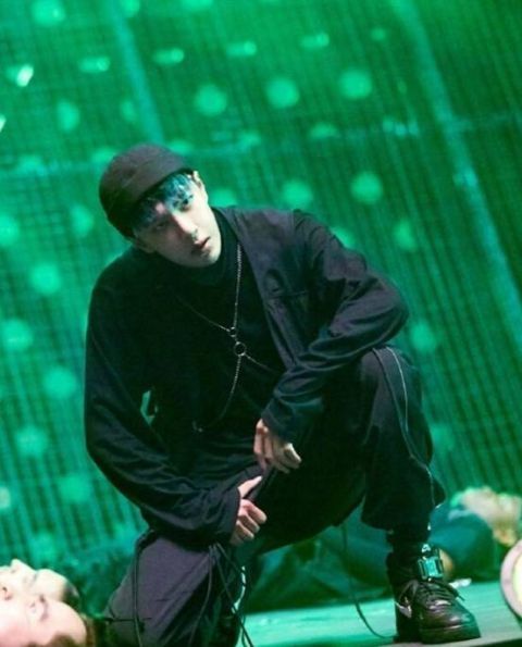  单膝|王一博镜子蹲出圈！看小朋友跳舞王一博直接单膝跪地，细节好评