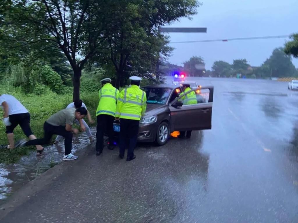  陷入|三原：车辆陷入排水沟，交警及时伸援手