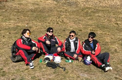  粉丝|王一博节目中主动提起摩托车比赛，汪涵只说了四个字，粉丝却泪崩了