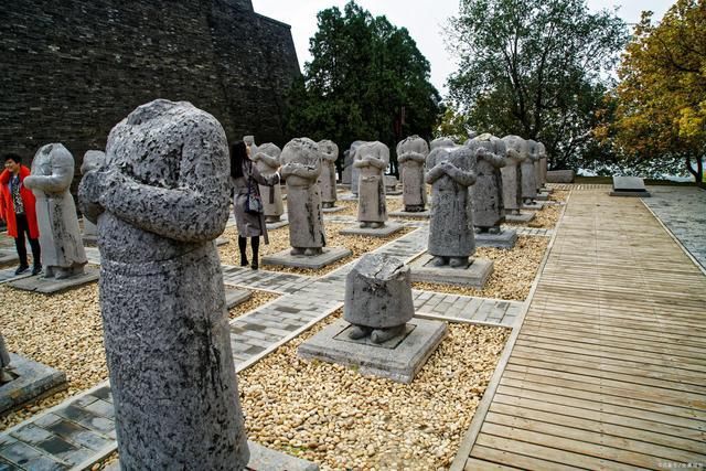 至今|武则天墓前有61个无头石人,至今无人能懂,最终被两位老农破解