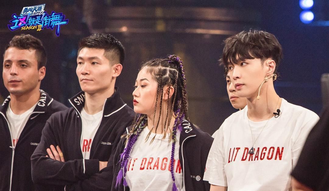  王一博|王一博张艺兴街舞比拼好评如潮，新时代偶像不是贬义词，他们也能得到更多尊重