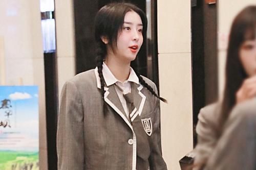  观众满满|THE9穿《青2》制服，去央视录制节目，中文团名有创意