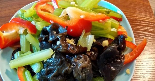  学会|学会这样做芹菜拌木耳，营养美味超下饭，吃一次就让人念念不忘