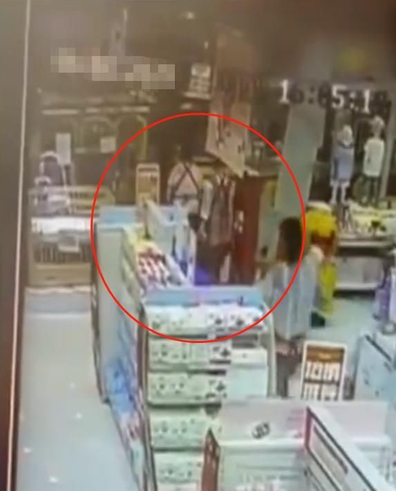  商场|女童在商场玩耍，被小火车碾压，网友：商场怎么会有火车？