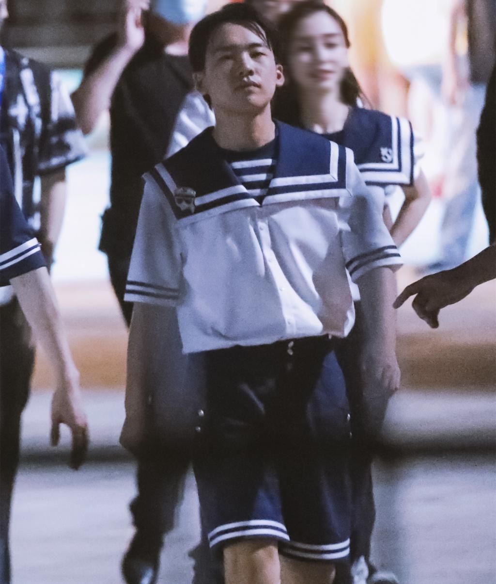 水手服|跑男团“水手服”亮相,其他男嘉宾清一色长裤,只有他与众不同