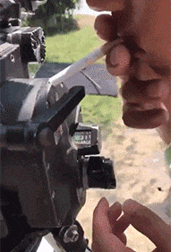 盾牌|搞笑GIF趣图：兄弟，你不如买个盾牌得了，吓成这样