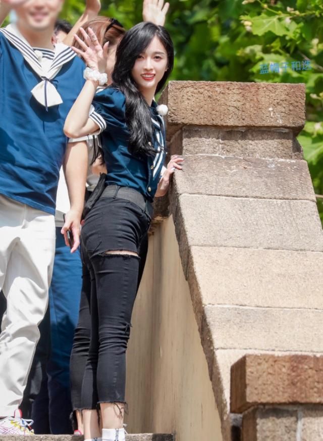 吴宣仪的腿|《跑男》吴宣仪生图流出,离开十级美颜特效后,不愧是女团腿