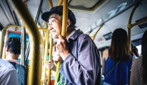 无理取闹|7旬老太坐公交插队，被小伙指责后报警：我没排队，但有人骂我！