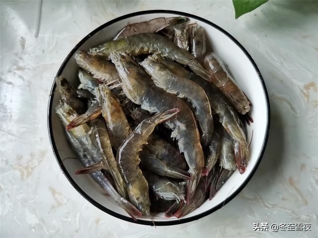 把大虾|别只会水煮大虾，教你这个做法，味道特别香，吃的虾壳都不剩