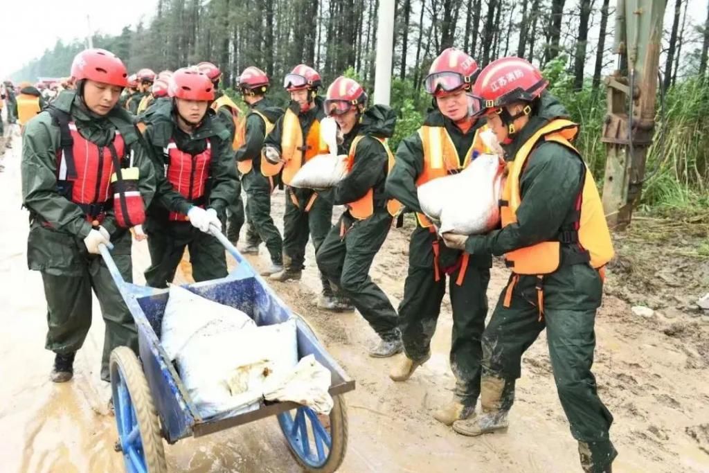  收下|【超燃】这组防汛图请收下！