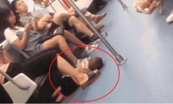 妈妈|地铁上，3岁小男孩睡在妈妈脚下，看清孩子的手后乘客立刻报警