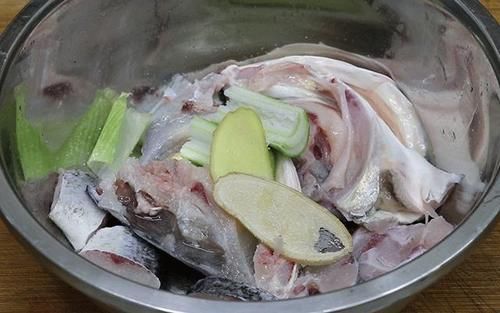 鱼头|教你做鱼头豆腐煲,汤汁鲜美,肉质鲜嫩,比剁椒鱼头还好吃