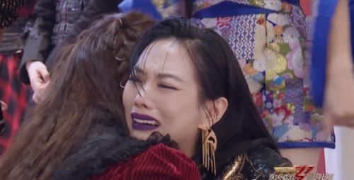  吴昕|张雨绮耳返出现问题，吴昕自责拖累孟佳没脸晋级，王霏霏蹲地痛哭