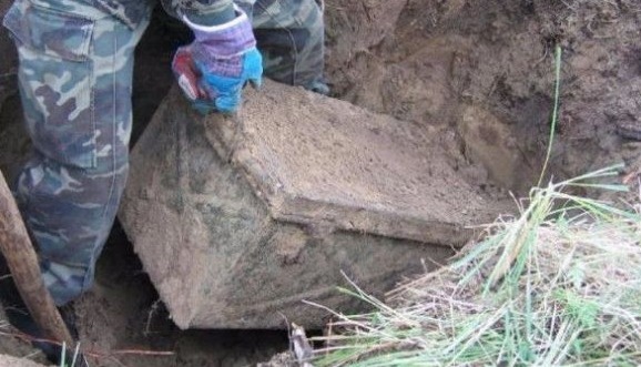 男子|男子在祖坟里挖出个大铁箱，打开一看，让人惊讶不已