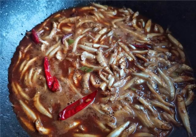 东北|小野生鱼怎样做好吃，东北小鱼酱的做法，酱香味浓，开胃下饭