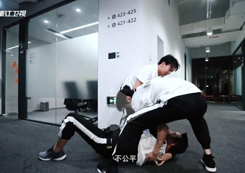  蔡徐坤|《奔跑吧》最新一期看点多，吴磊、蔡徐坤撕名牌，沙溢直呼不公平