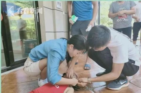  溺水|＂让我来＂女童溺水 她跪地施救10分钟＂抢＂回一命