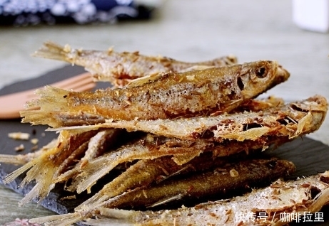 大厨|炸酥鱼裹蛋液?难怪不好看,大厨教我1招,鱼香酥嫩好吃,特抢手