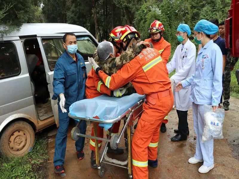  困人员|一个小时，两起事故，下雨天请注意行车安全！