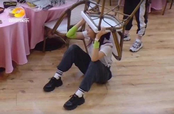  活该|袁咏琳飘了，借周杰伦抬咖，让节目组马桶捞手机，活该被黄晓明怼