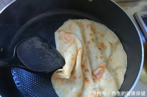 烙饼|烙饼总是发硬不起层牢记这一步，个个松软起层，比手抓饼好吃！