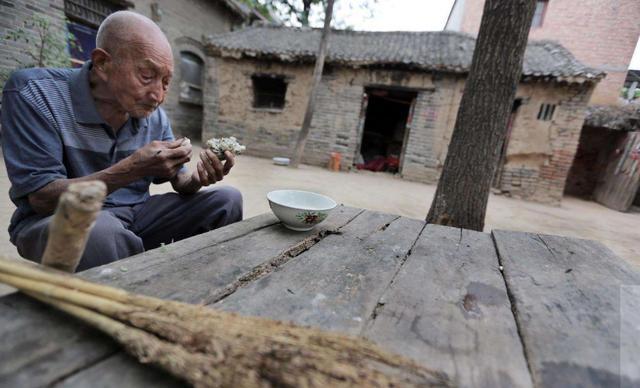 军方|拾荒老人1.8万积蓄被偷，报案时身份暴露，惊动了军方高层领导