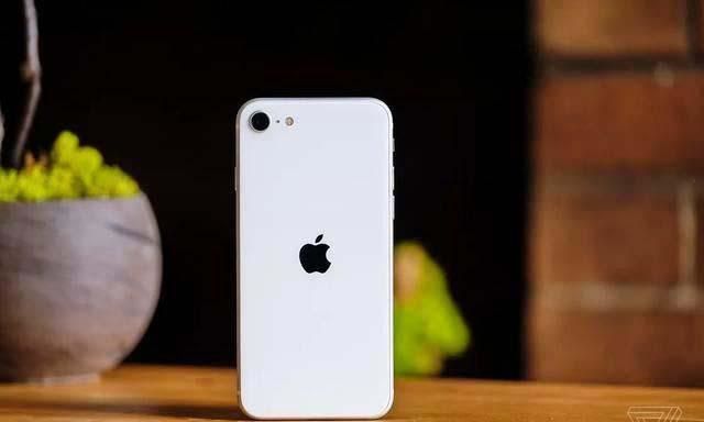 不动|被“捧上天”的iPhoneSE2,为什么卖不动了?答案很现实!